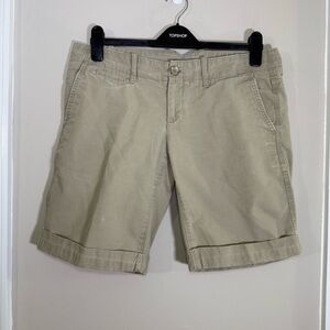 GAP WOMEN’S BERMUDA/SHORT CREAM COLOR SIZE 4